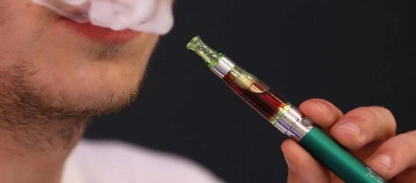 Σοκ για εκατ. καπνιστές: Σύσταση απαγόρευσης χρήσης ηλεκτρονικού τσιγάρου μετά το πέμπτο θανατηφόρο κρούσμα (βίντεο)